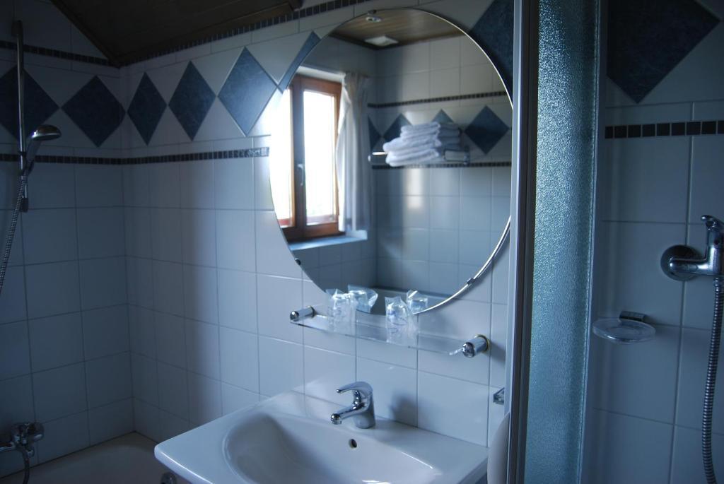 Hostellerie Gilain Achene Номер фото